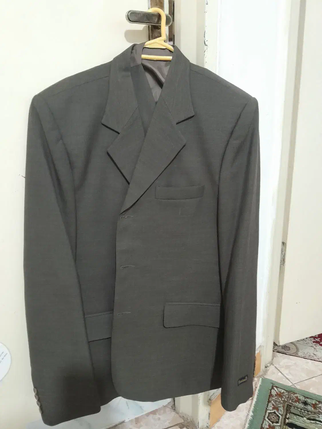 کت و شلوار نو|لباس|شهریار, کردزار|دیوار