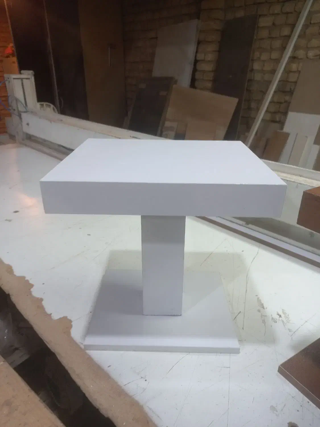 میز تلفن و گل گیاه|میز تلفن|اصفهان, باغ زیار|دیوار