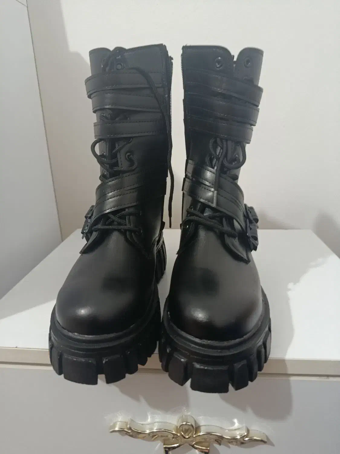 کفش|کیف، کفش، کمربند|چوار, |دیوار