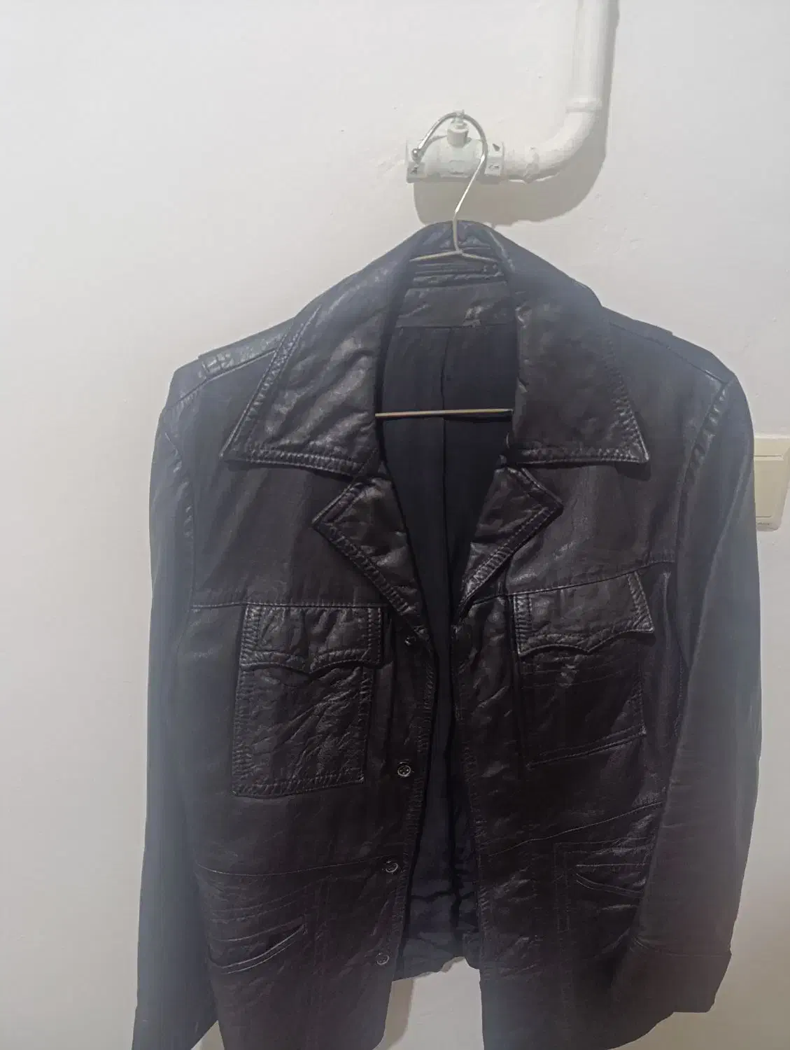 کت چرم درحد نو|لباس|صحنه, |دیوار