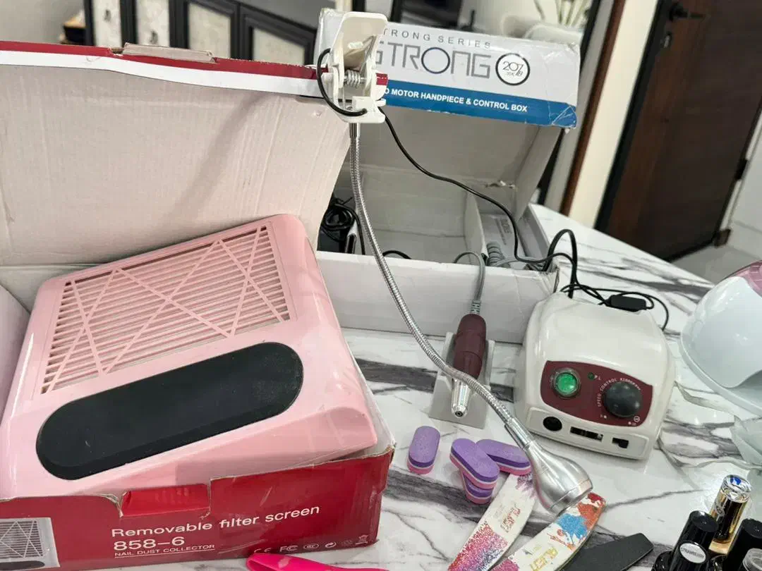 لوازم کاشت ناخن کامل در حد نو|آرایشگاه و سالن‌های زیبایی|محمدشهر, همایون ویلا|دیوار