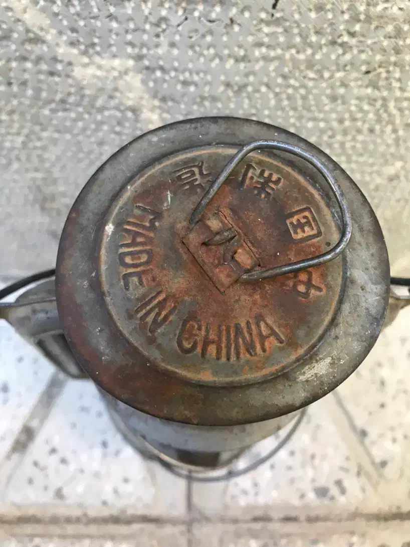 فانوس نفتی ، زنگوله ، دالاق و فلزات قدیمی|کلکسیون اشیاء عتیقه|شهرکرد, |دیوار