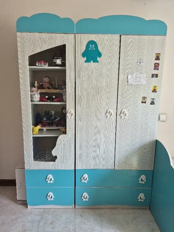 تخت و کمد و ویترین با رنگ آبی|تخت و سرویس خواب|اصفهان, کوجان|دیوار