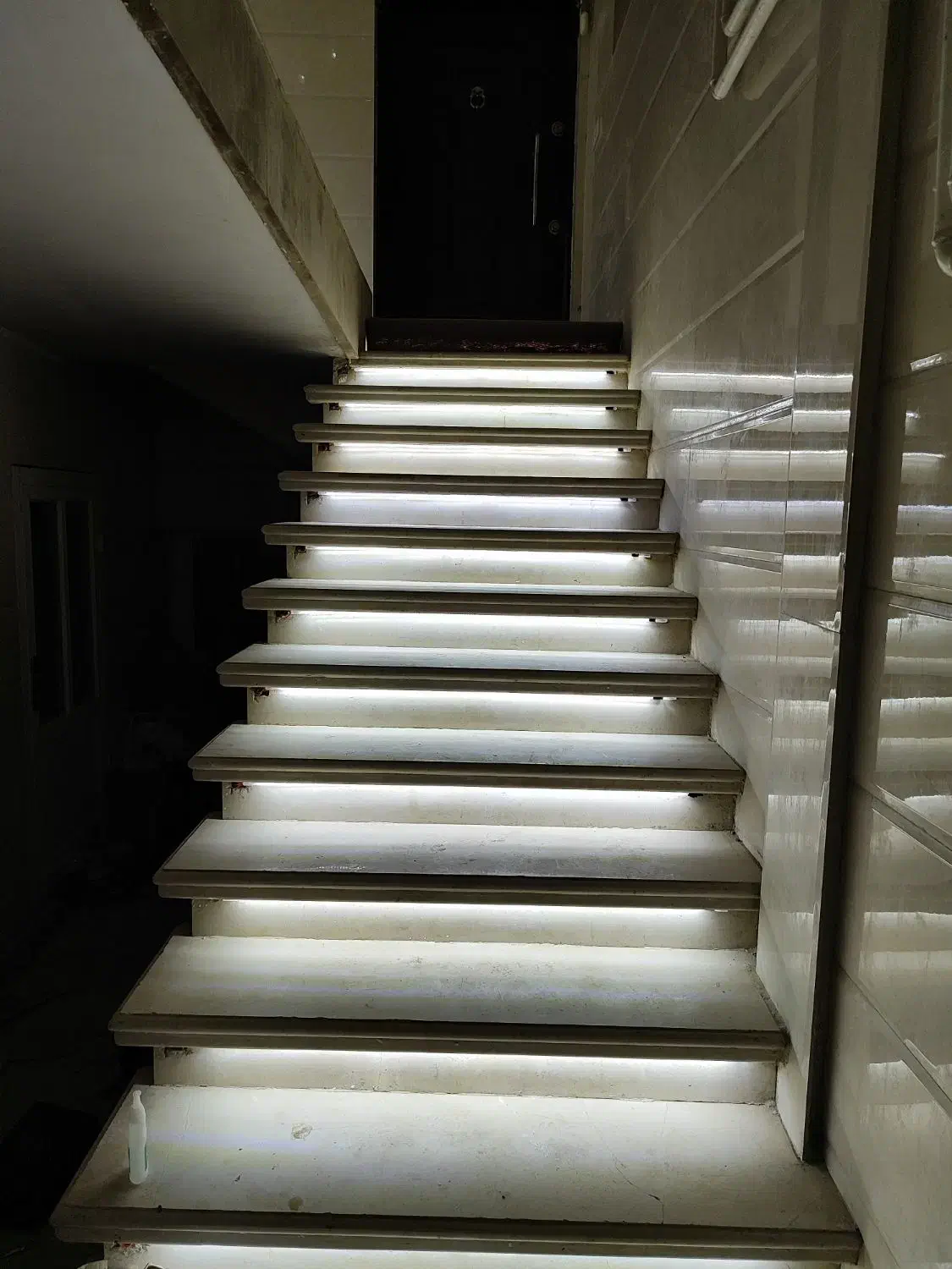 برقکار،سیمکشی،اتصالی.نور پردازی.تعمیر تابلو چلنیوم|خدمات پیشه و مهارت|زابل, |دیوار