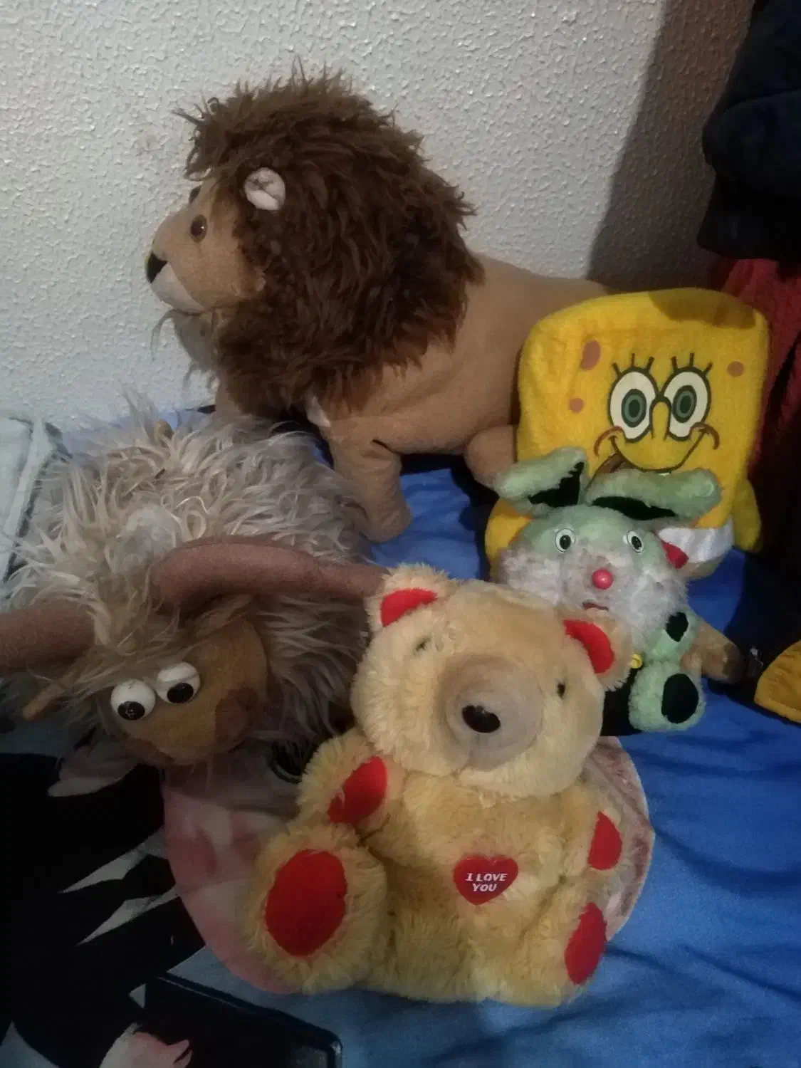 عروسک خزیی|اسباب‌بازی بچه|شاهین‌شهر, شهرک گلدیس|دیوار