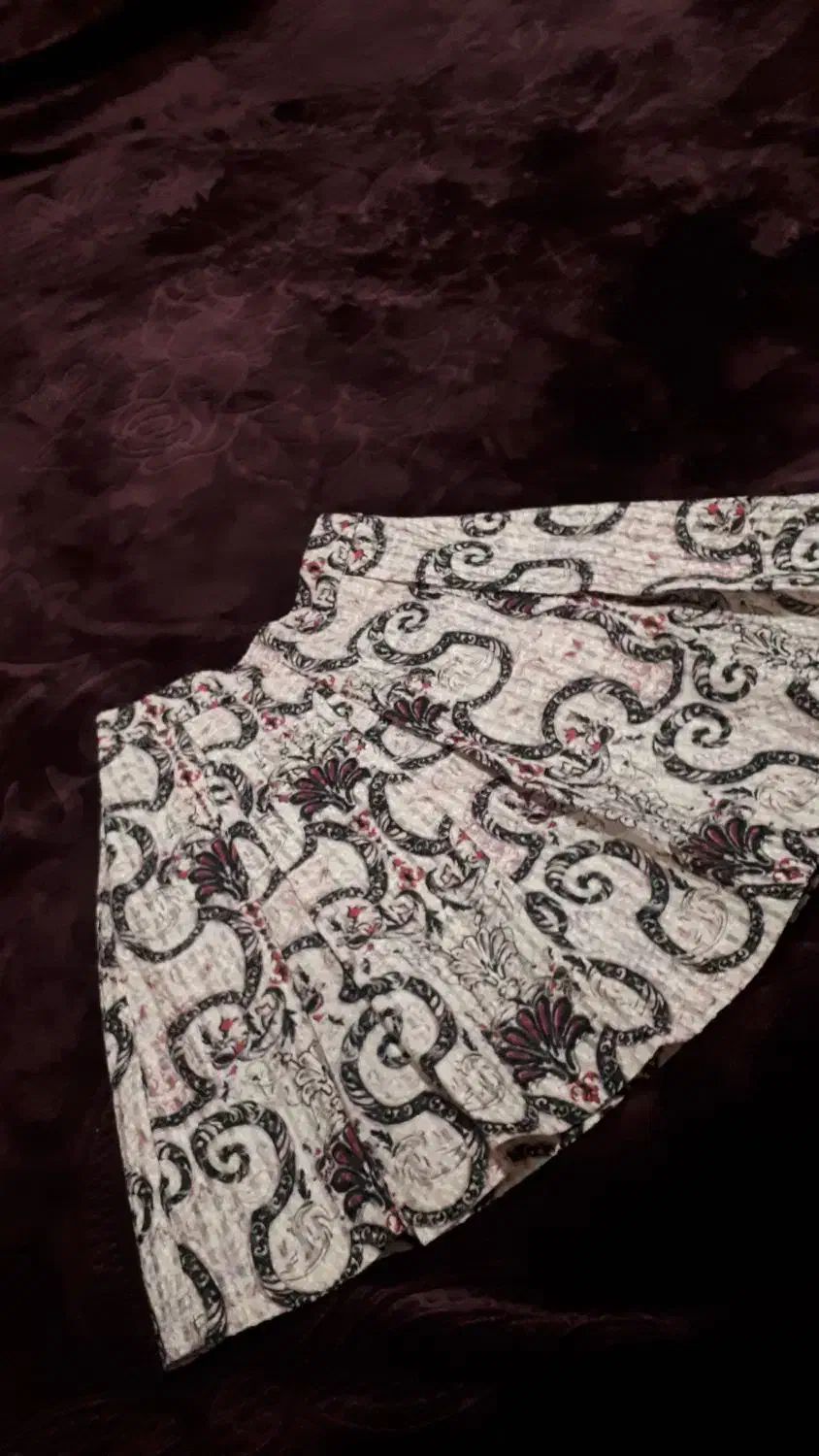 دامن کوتاه|لباس|رشت, معلولین|دیوار