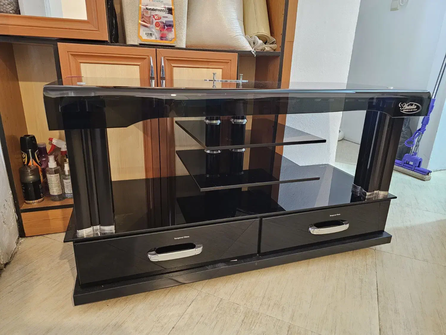 میز تلویزیون لوکس آنتالیا - شیشه خم تمپرد در حد نو|میز تلویزیون|رویان, |دیوار