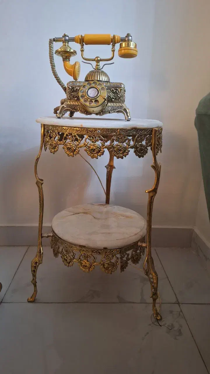 تلفن برنجی عتیقه ومیز برنجی|کلکسیون اشیاء عتیقه|تهران, آسمان|دیوار