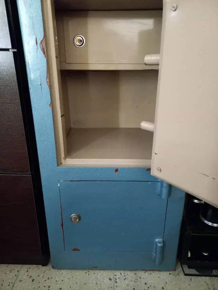 گاوصندوق|دفتر کار|دماوند, گیلاوند|دیوار