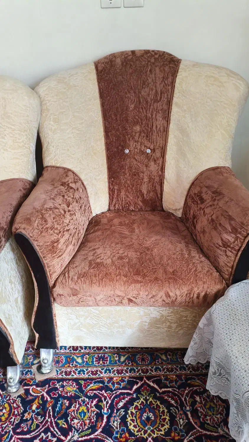 دو دست مبل ۷ نفره راحتی در حد نو|مبلمان خانگی و میز عسلی|اصفهان, باغ فدک|دیوار