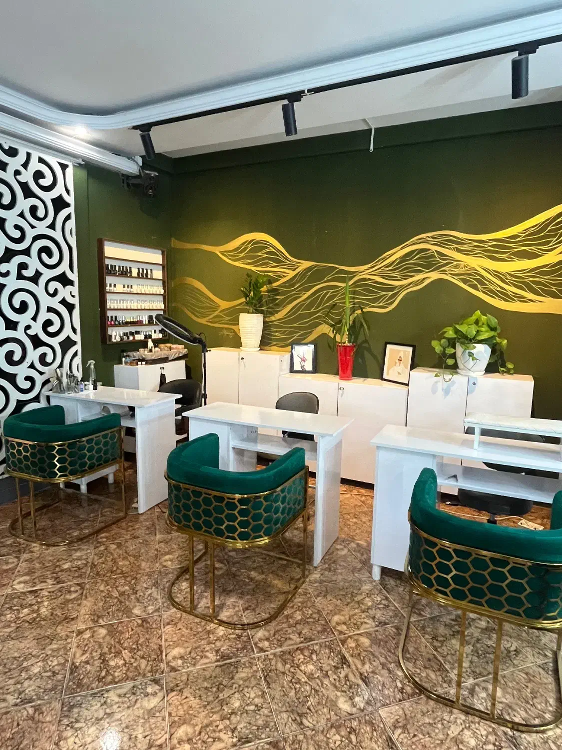 همکاری یا اجاره اتاق ومیزبه ناخنکار و مژه کارولنجک|استخدام درمانی، زیبایی، بهداشتی|تهران, اوین|دیوار