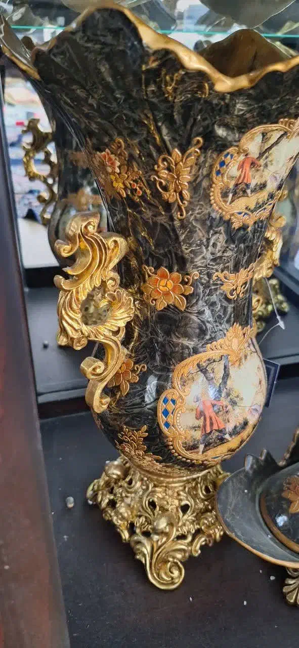 ظروف تزیینی ویترین زیرخاکی|کلکسیون اشیاء عتیقه|اصفهان, امامزاده اسماعیل|دیوار