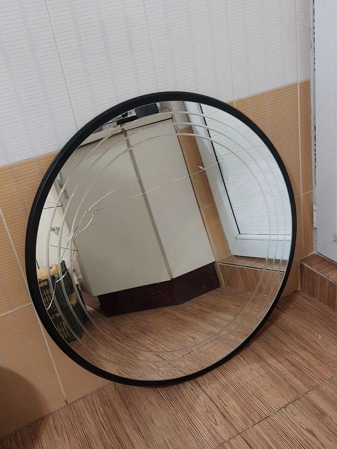 آینه|آینه|مشگین شهر, |دیوار