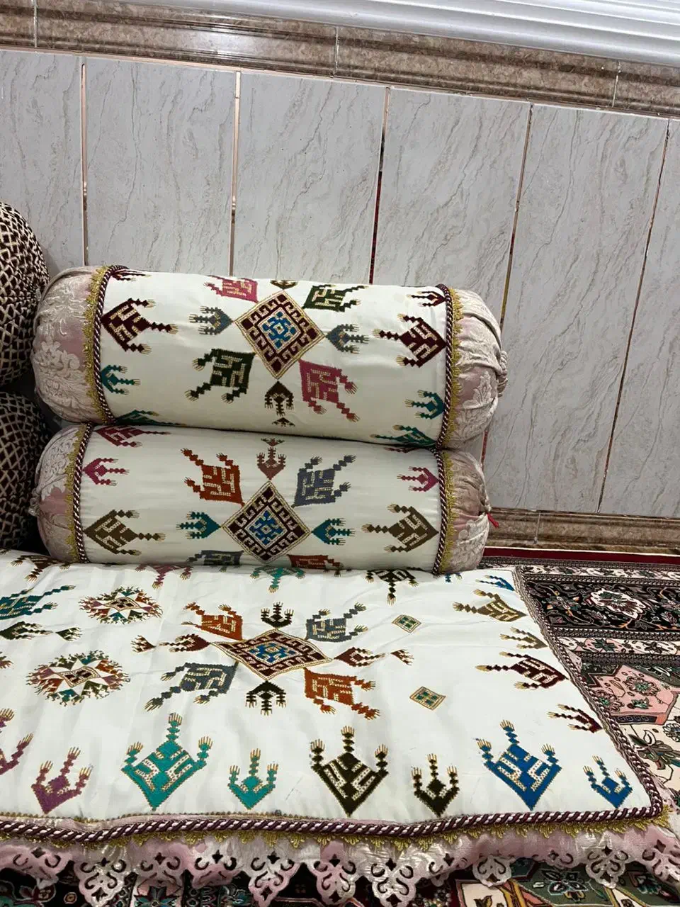 بالشت و کناره|رختخواب، بالش، پتو|ایرانشهر, |دیوار