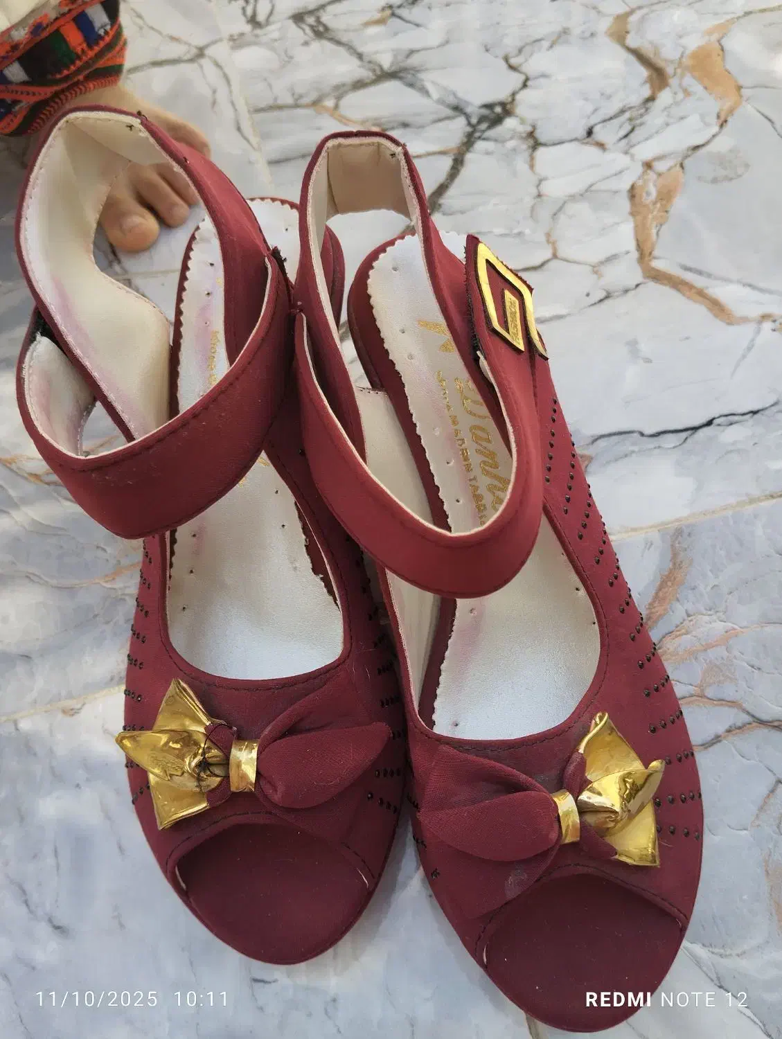 کفش|کیف، کفش، کمربند|سراوان, |دیوار