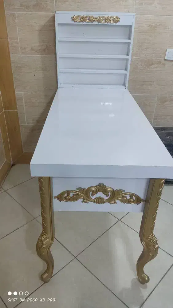 میز ناخن و تحریر|آرایشگاه و سالنهای زیبایی|بافت, |دیوار