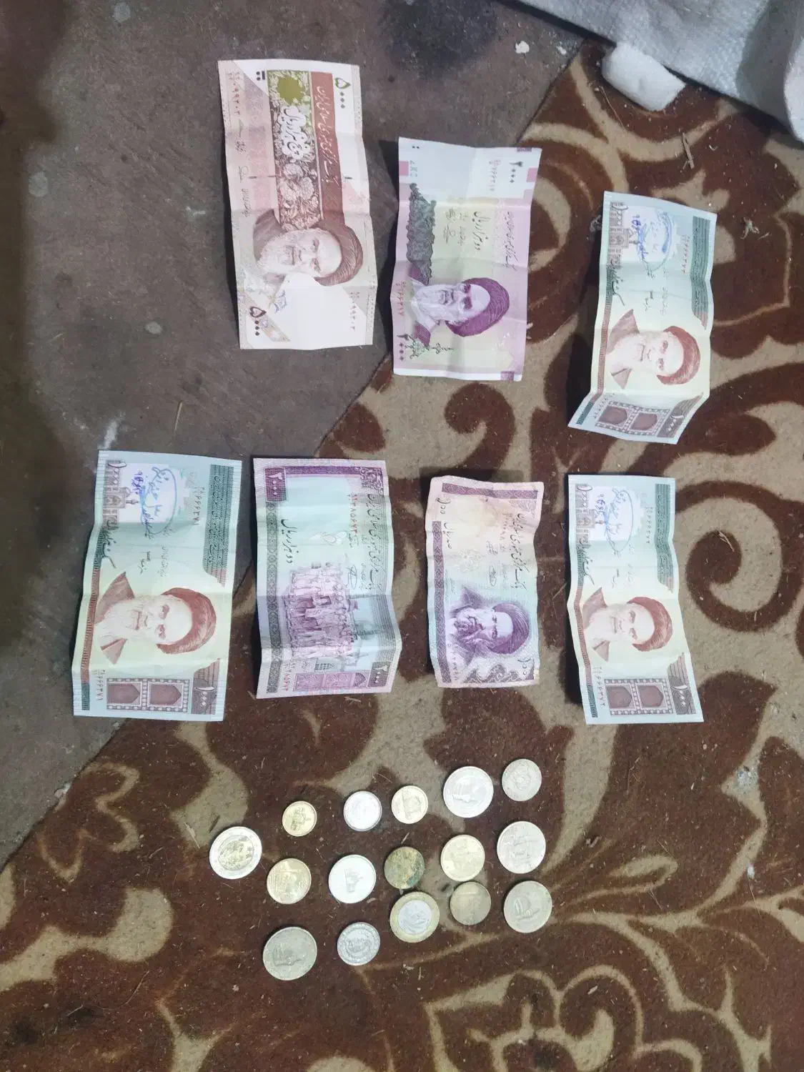 تعدادی سکه و اسکناس قدیمی|کلکسیون سکه، تمبر، اسکناس|صومعه‌سرا, |دیوار