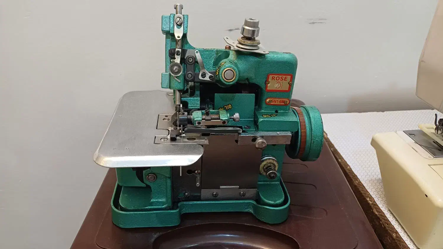 سردوز پروانه|چرخ خیاطی و ریسندگی|بروجرد, |دیوار