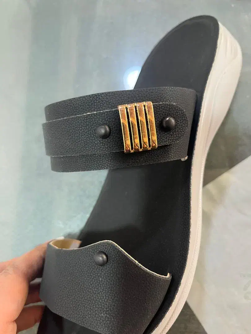 استخدام خیاط صندل و دمپایی و کارگر ماهر صندل کار|استخدام صنعتی، فنی، مهندسی|قم, شهرک امام حسین|دیوار