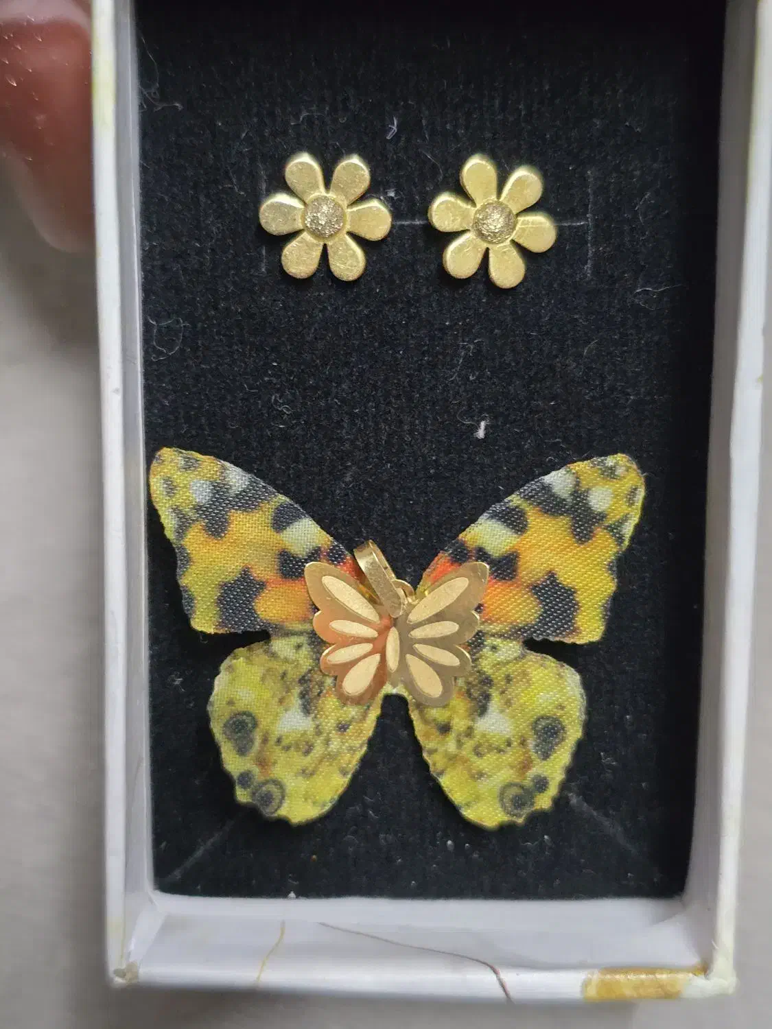 گوشواره گل|جواهرات|ری, علایین|دیوار