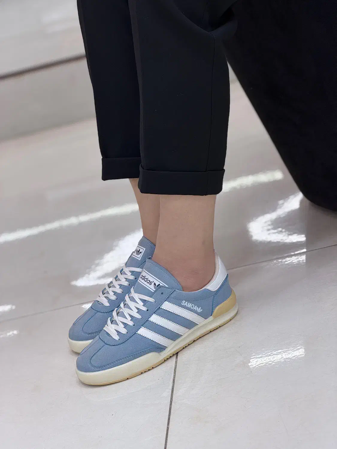 کتونی سامبا|کیف، کفش، کمربند|قم, زاویه|دیوار