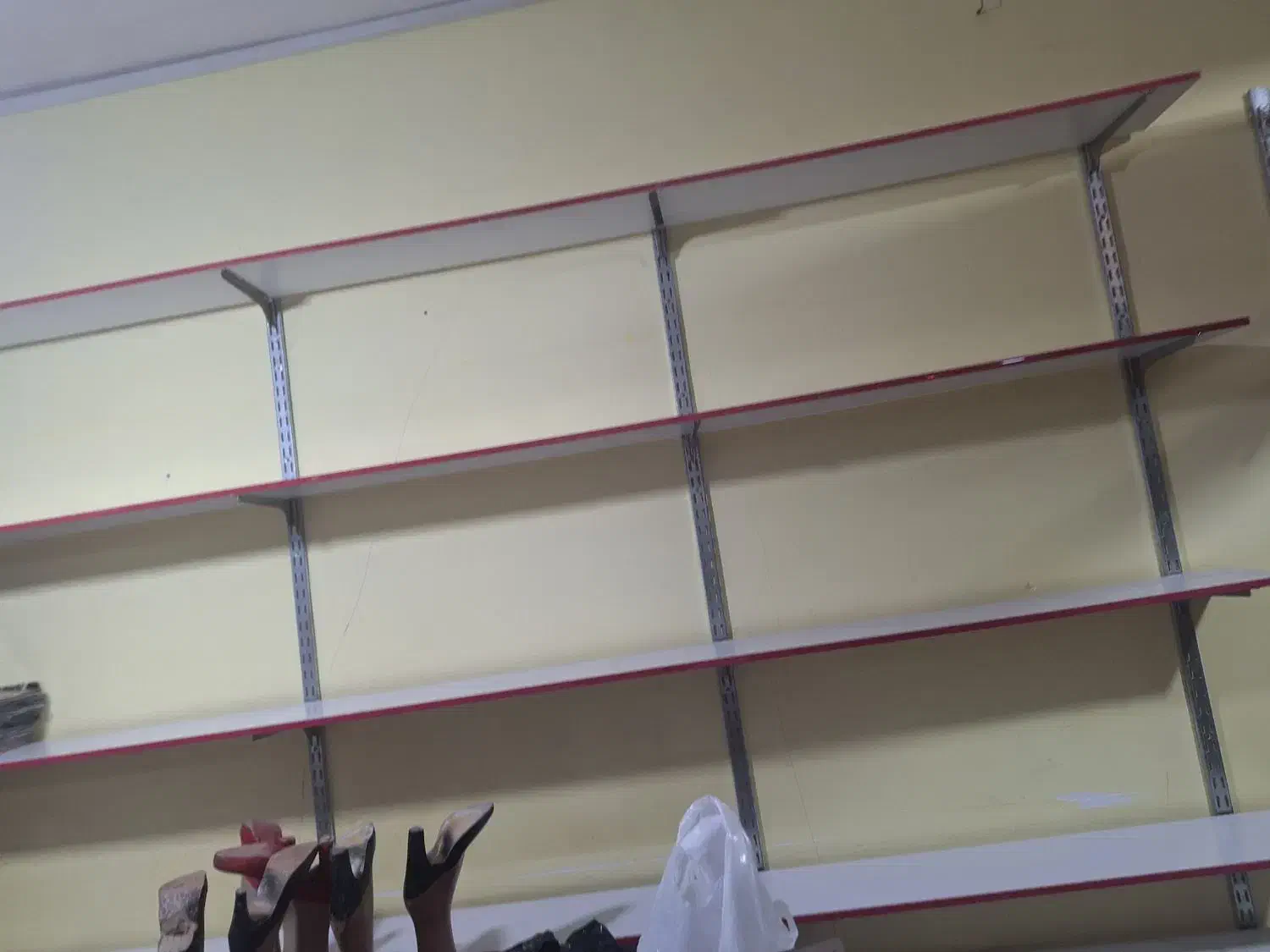 قفسه ام دی اف حدودا چهار پنج متر|فروشگاه و مغازه|میانه, |دیوار