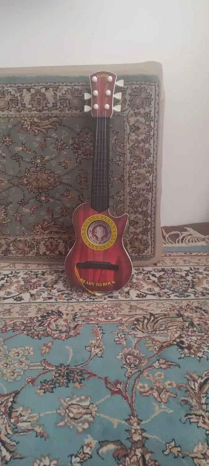 یک عدد گیتار جنس خارجی|اسباببازی بچه|قم, امامزاده ابراهیم|دیوار