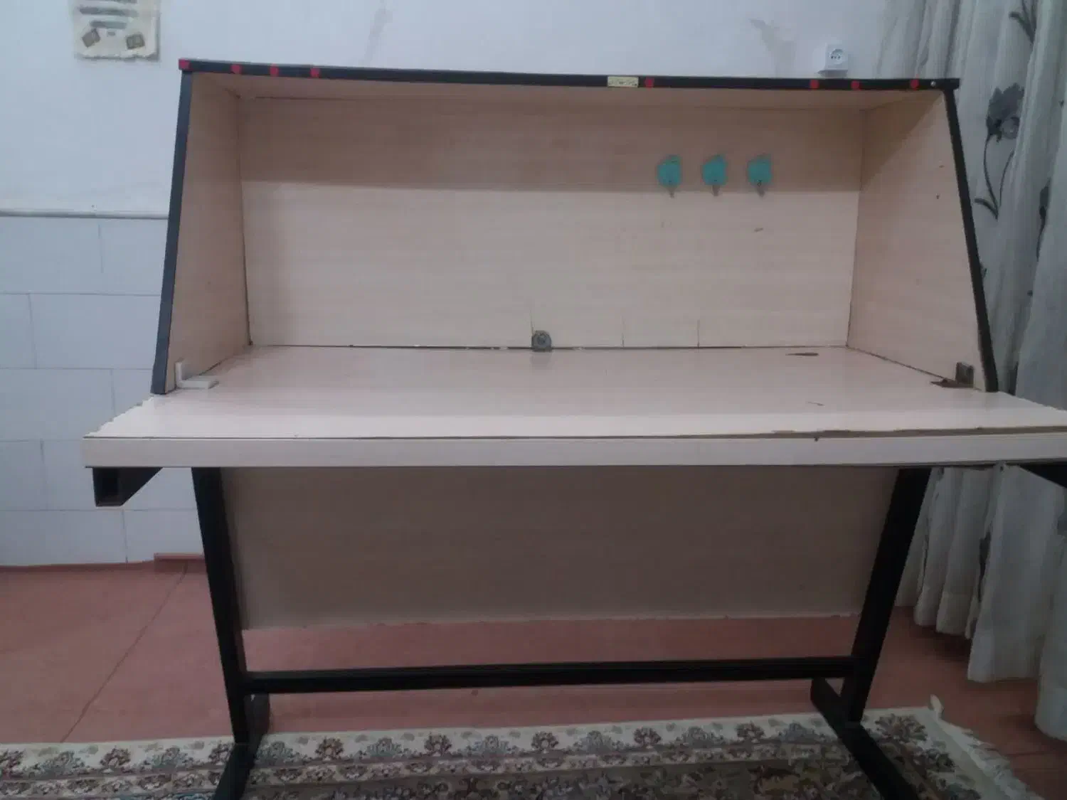 میز تحریر وکار|میز تحریر و کامپیوتر|قم, چهل درخت‎|دیوار