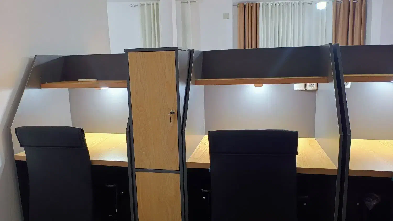 فروش وسایل پانسیون مطالعاتی به علت تغییر شغل|میز و صندلی غذاخوری|شیراز, ستارخان|دیوار