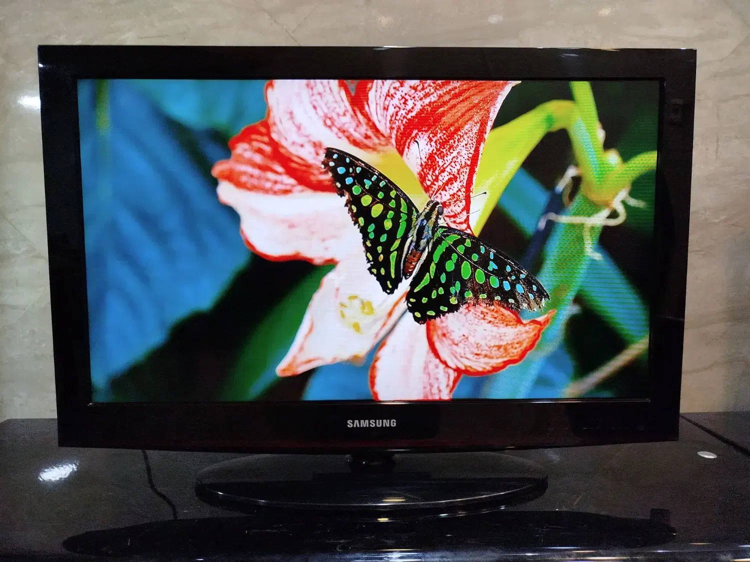 تلویزیون ۳۲ اینچ LCD سامسونگ دیجیتال سرخود|تلویزیون و پروژکتور|ساوه, |دیوار