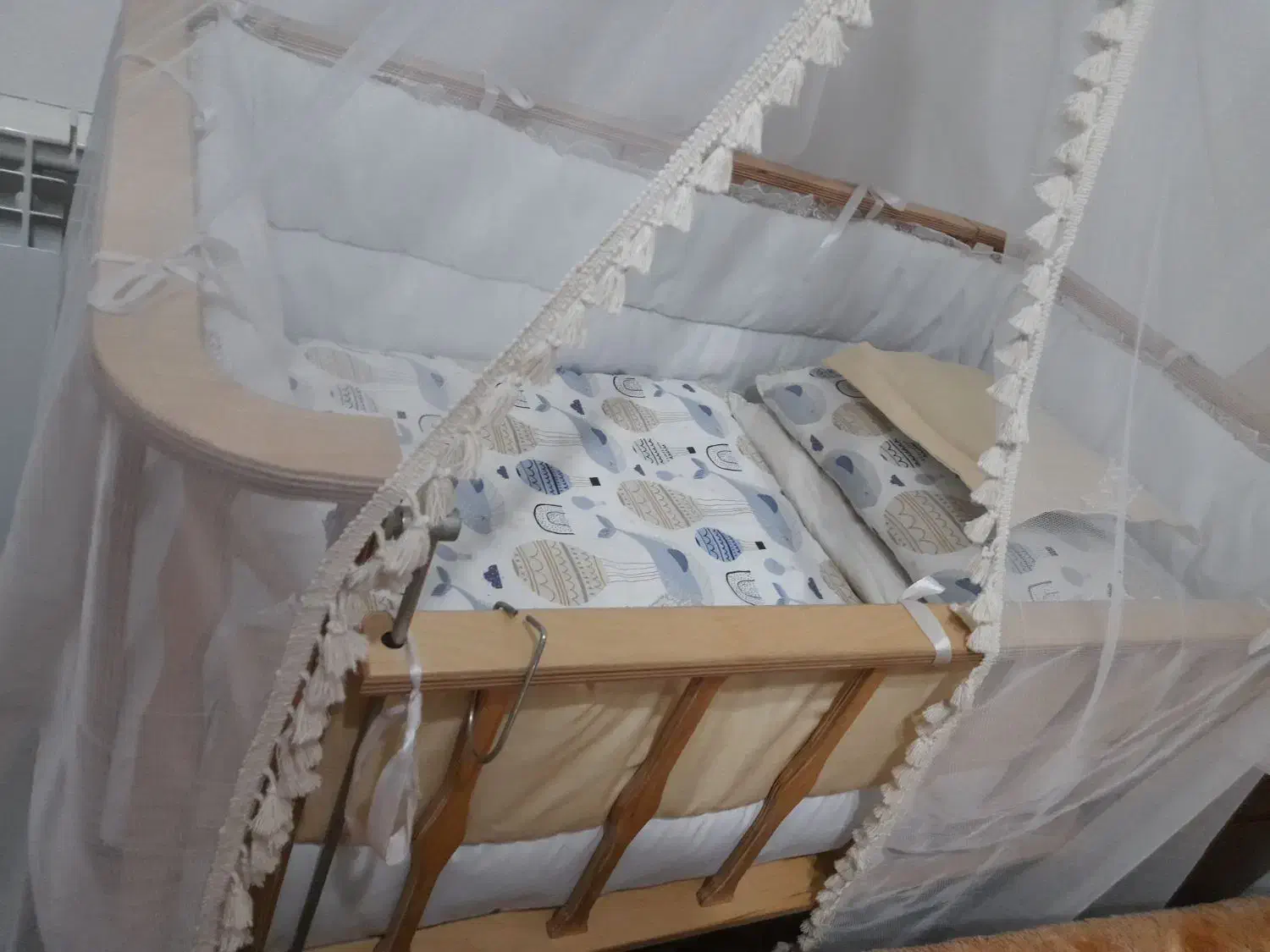 تخت نوزاد در حد نو|تخت و سرویس خواب|پیربازار, |دیوار