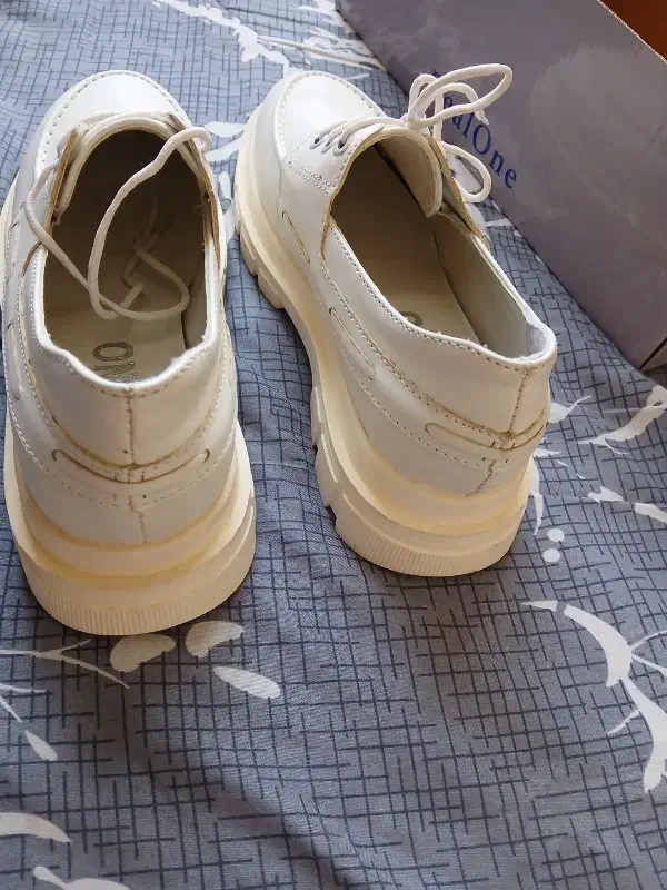 کفش سفید|کیف، کفش، کمربند|گلبهار, شهر جدید گلبهار|دیوار