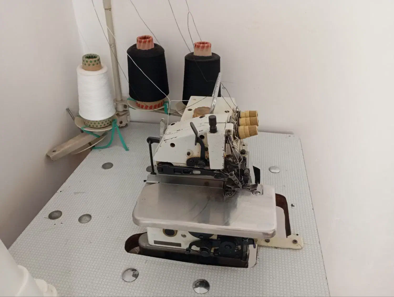 پاکدوز سه نخ|چرخ خیاطی و ریسندگی|میانه, |دیوار