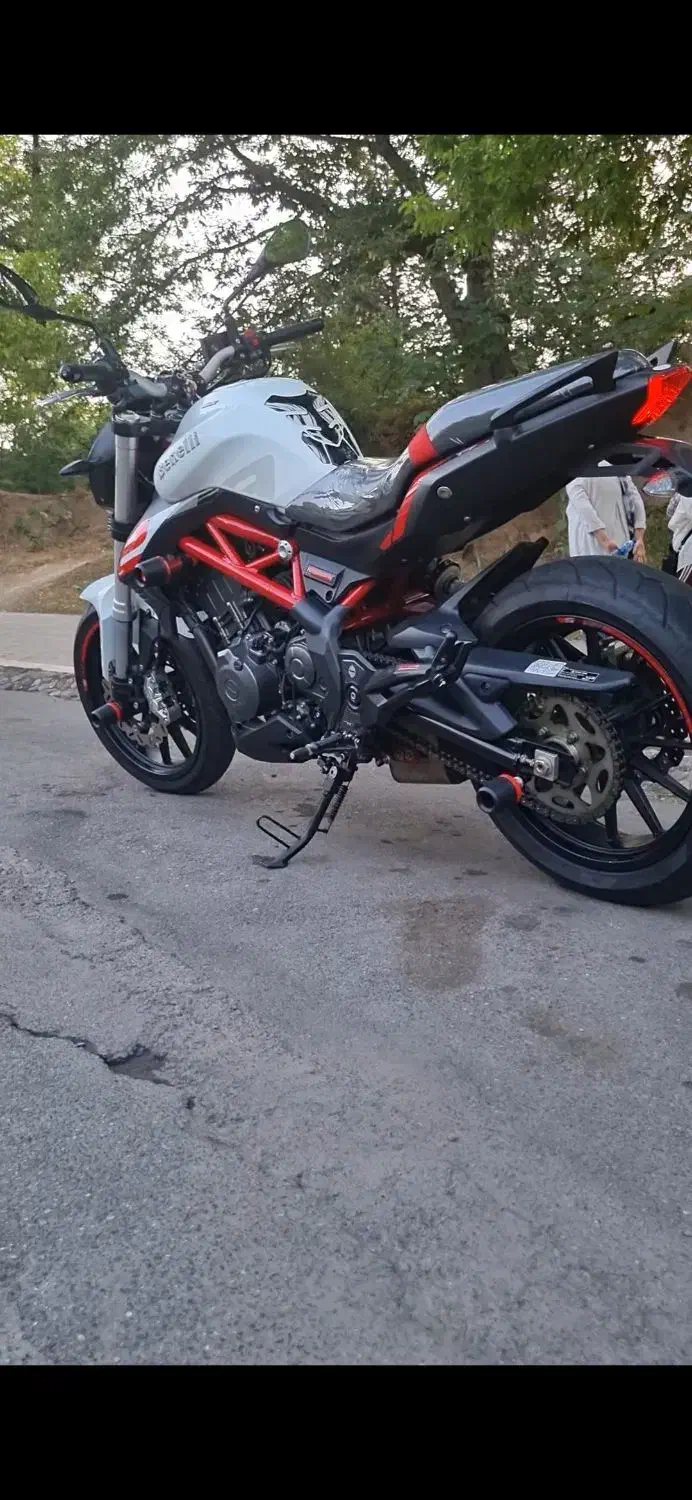 بنلی ۳۰۰ مدل ۴۰۱ در حد خشک|موتورسیکلت|گرگان, |دیوار