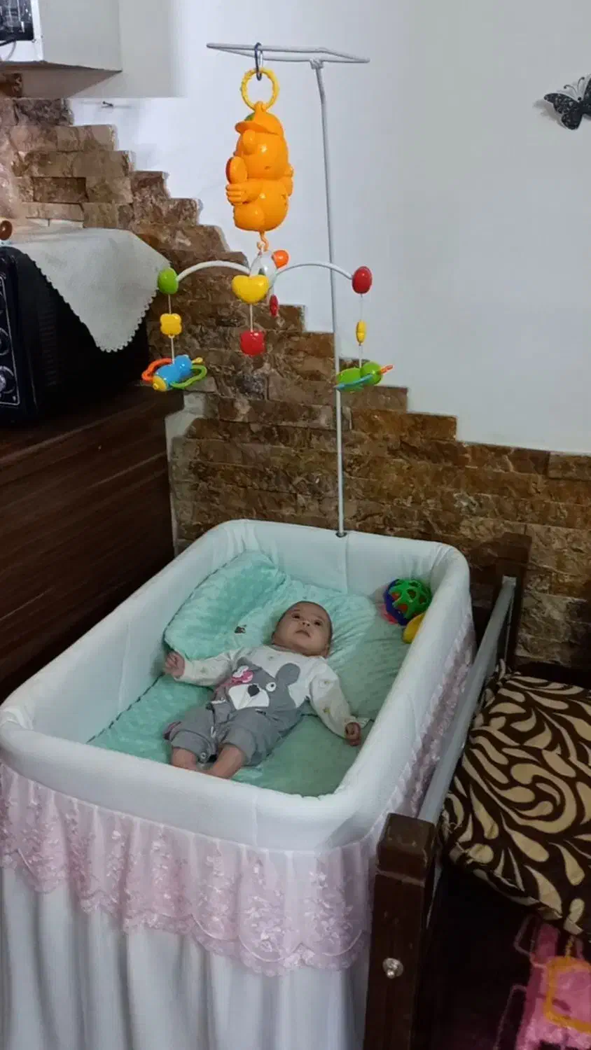 تخت نوزاد چرخ دار با پشه بند|تخت و صندلی بچه|کاشان, پامنار|دیوار