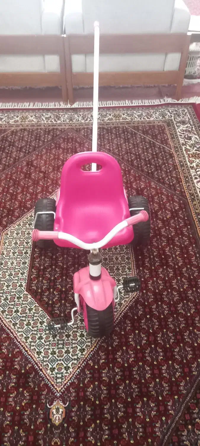 سه چرخه صورتی رنگ|دوچرخه، اسکیت، اسکوتر|میانه, |دیوار