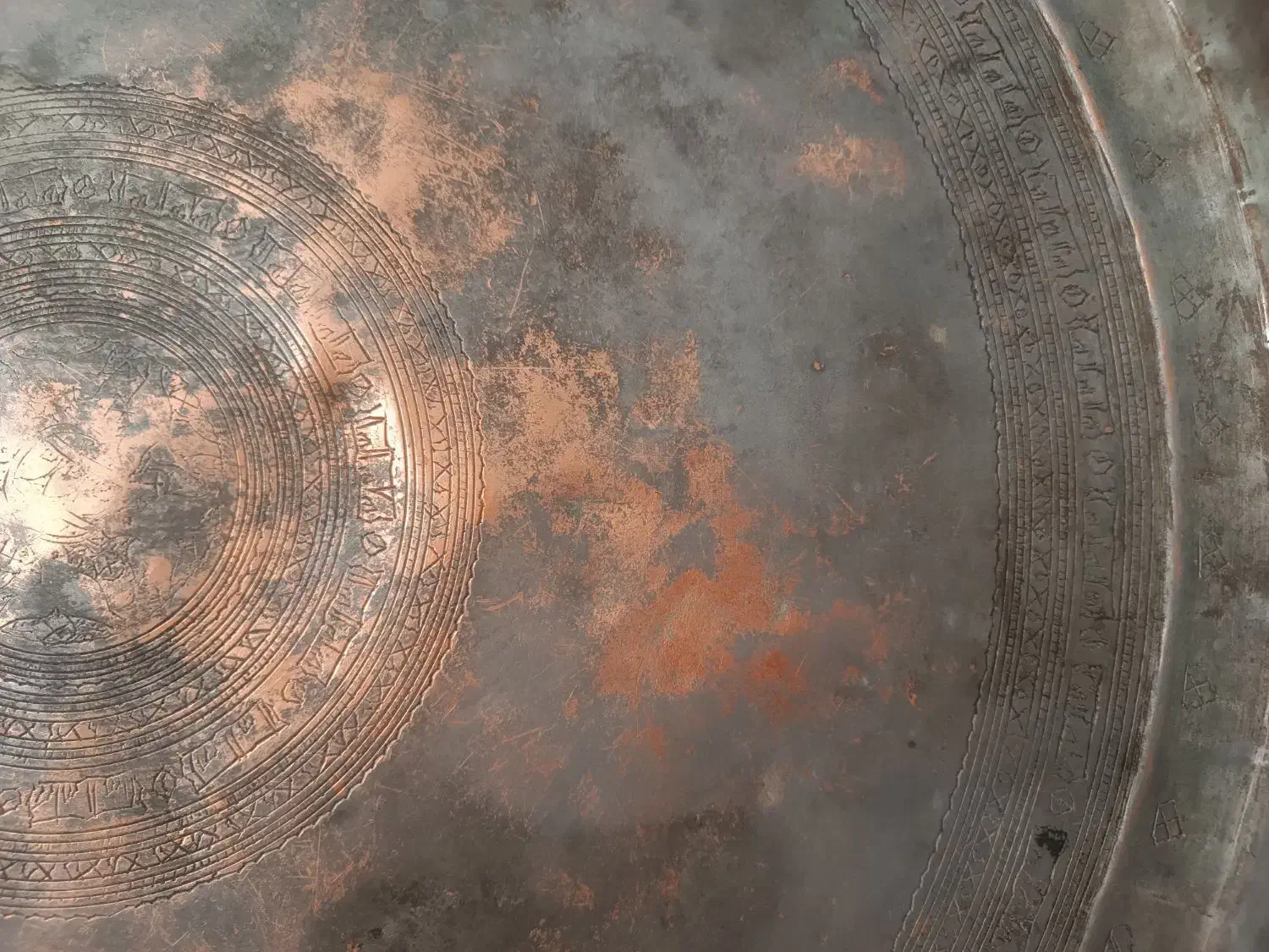 سینی مسی قدیمی|کلکسیون اشیاء عتیقه|قم, باغ کرباسی|دیوار