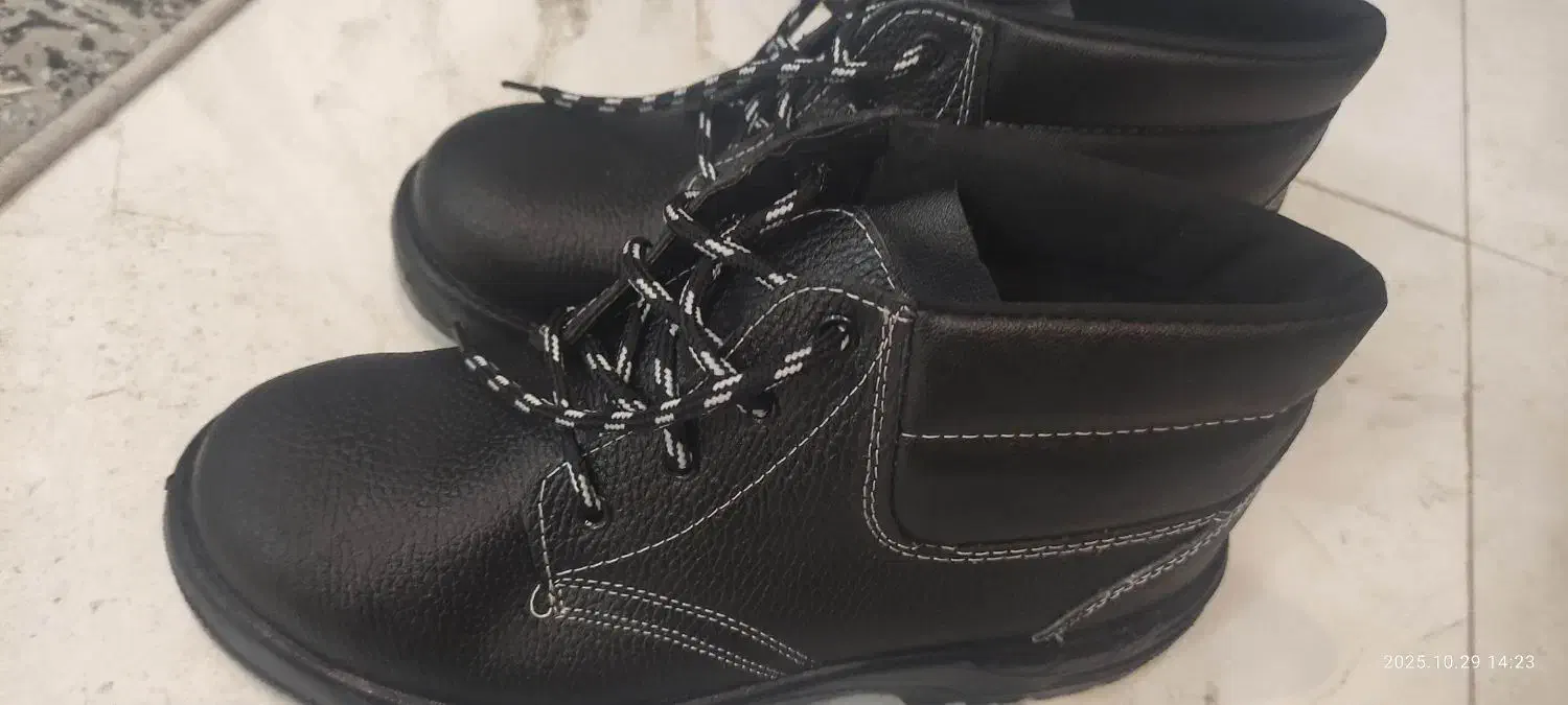 کفش کار نو|کیف، کفش، کمربند|صومعه‌سرا, |دیوار