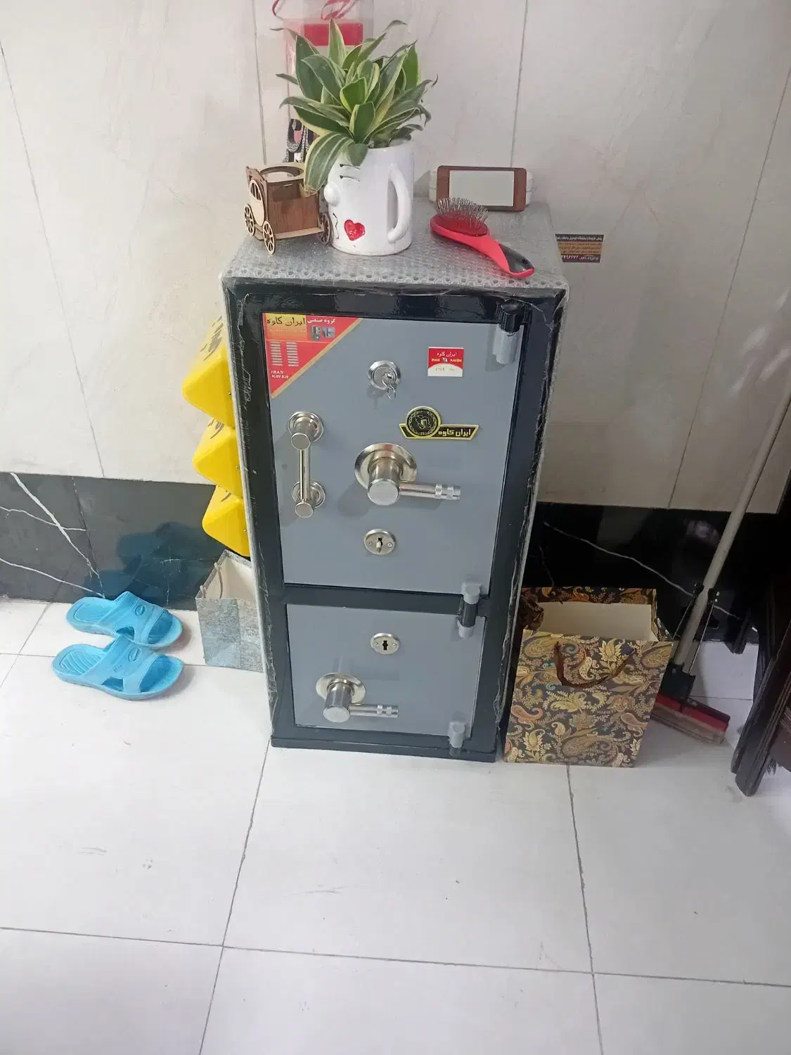 فروش گاوصندوق و میز مدیریت و ۲ عدد پرچم تبلیغات|دفتر کار|شهریار, شهریار|دیوار