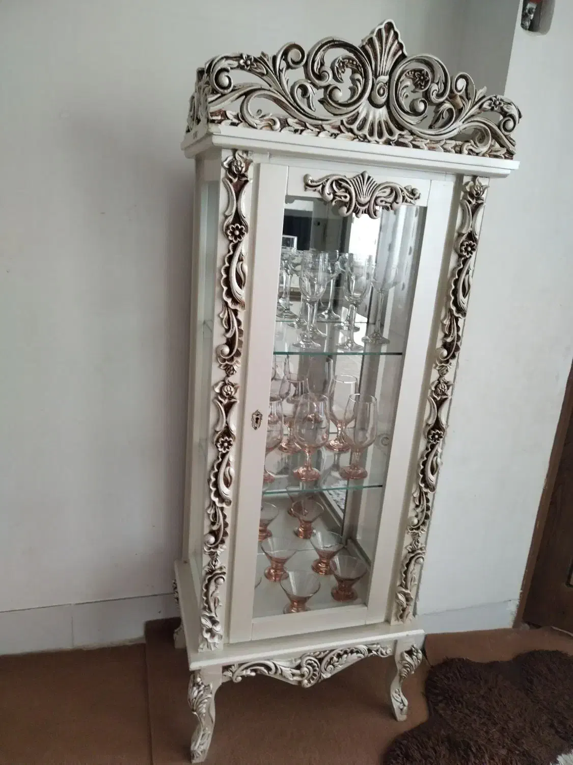 یک عدد ویترین|بوفه، ویترین، کنسول|پیر بکران, |دیوار