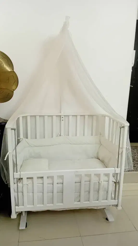 تخت کنار تخت نوزاد + پشهبند و تشک|تخت و صندلی بچه|ماهدشت, |دیوار