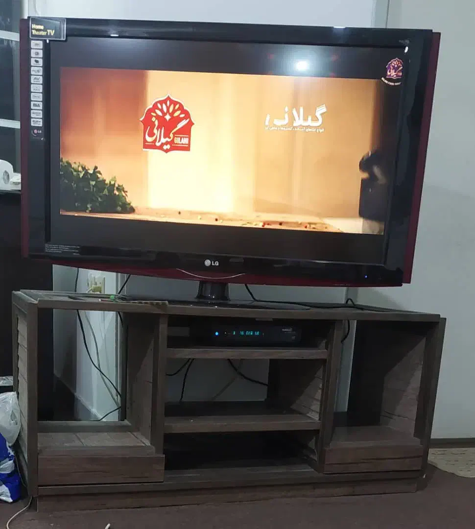 تلویزیون ال جی 42 اینچ با میز تی وی|تلویزیون و پروژکتور|رشت, لاکانی|دیوار
