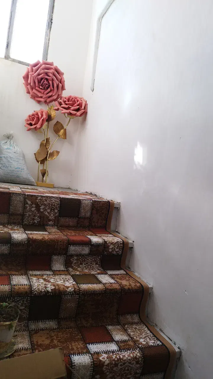 گلی زیبا|گل مصنوعی|بیرجند, |دیوار