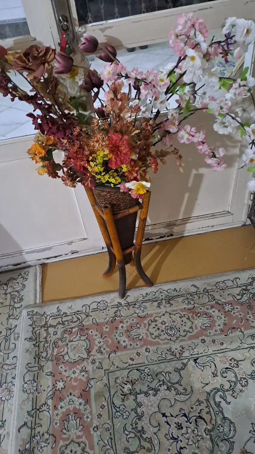 گل با گلدون با میز تلویزیون فروشی|گل و گیاه طبیعی|بومهن, |دیوار