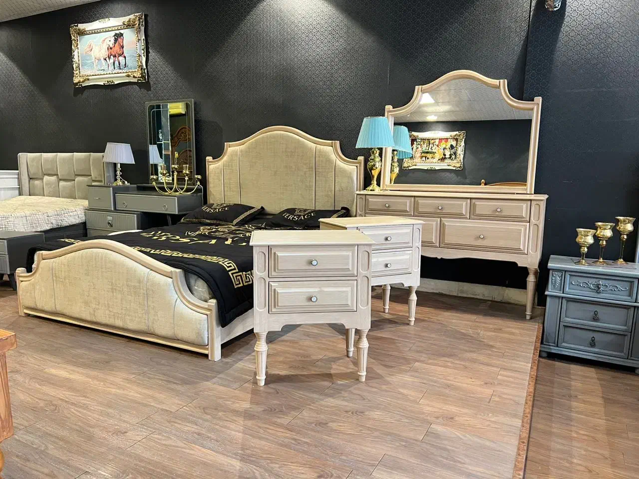 فروشنده خانم جهت فروش سرویس خواب|استخدام بازاریابی و فروش|تهران, یافتآباد|دیوار