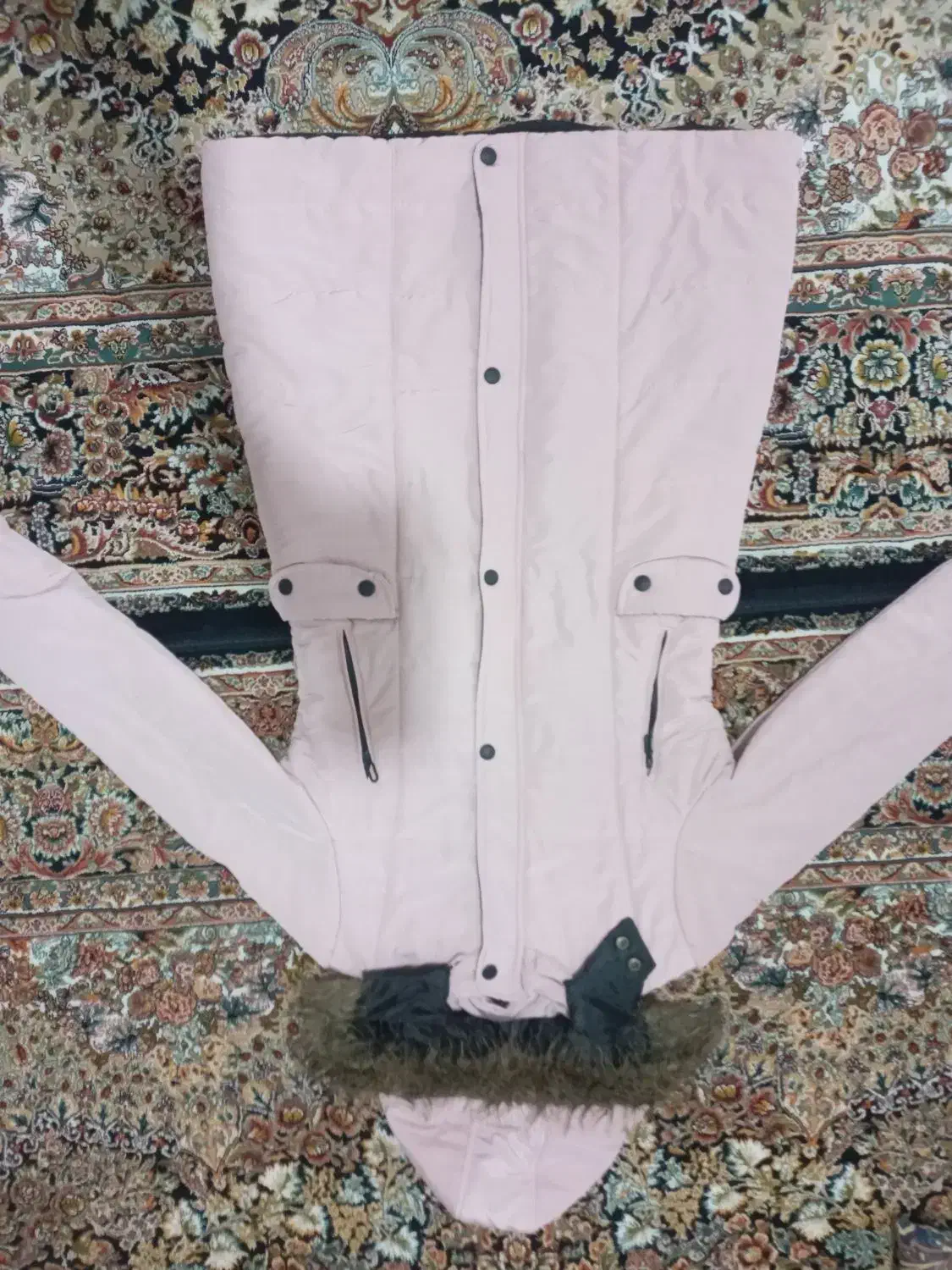 دوعدد پالتو در حدنو|لباس|قم, قلعه کامکار|دیوار