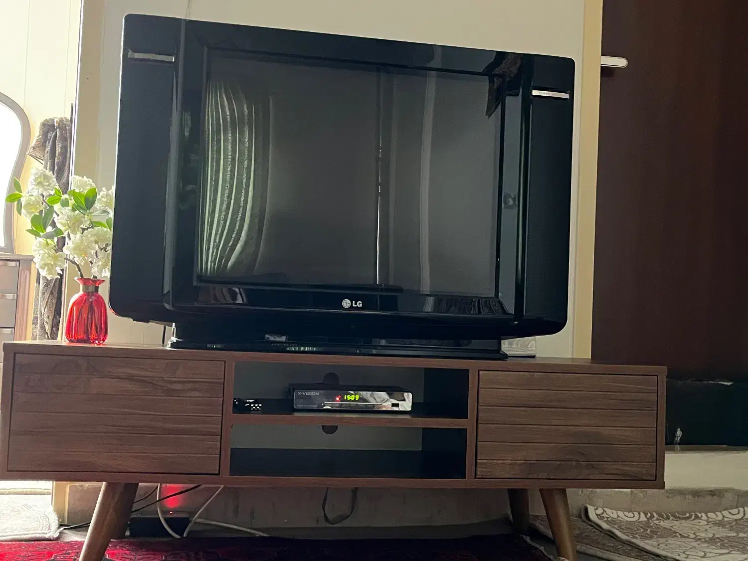 تلوزیون۲۹اینچ ومیز تلوزیون|تلویزیون و پروژکتور|ملایر, |دیوار