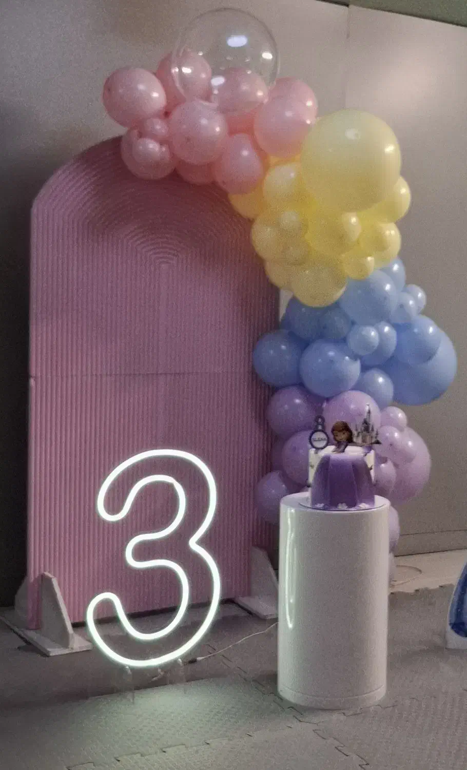 ریسه بادکنک آماده همراه ماکت کیک|صنایع دستی و سایر لوازم تزئینی|تهران, سردارجنگل|دیوار