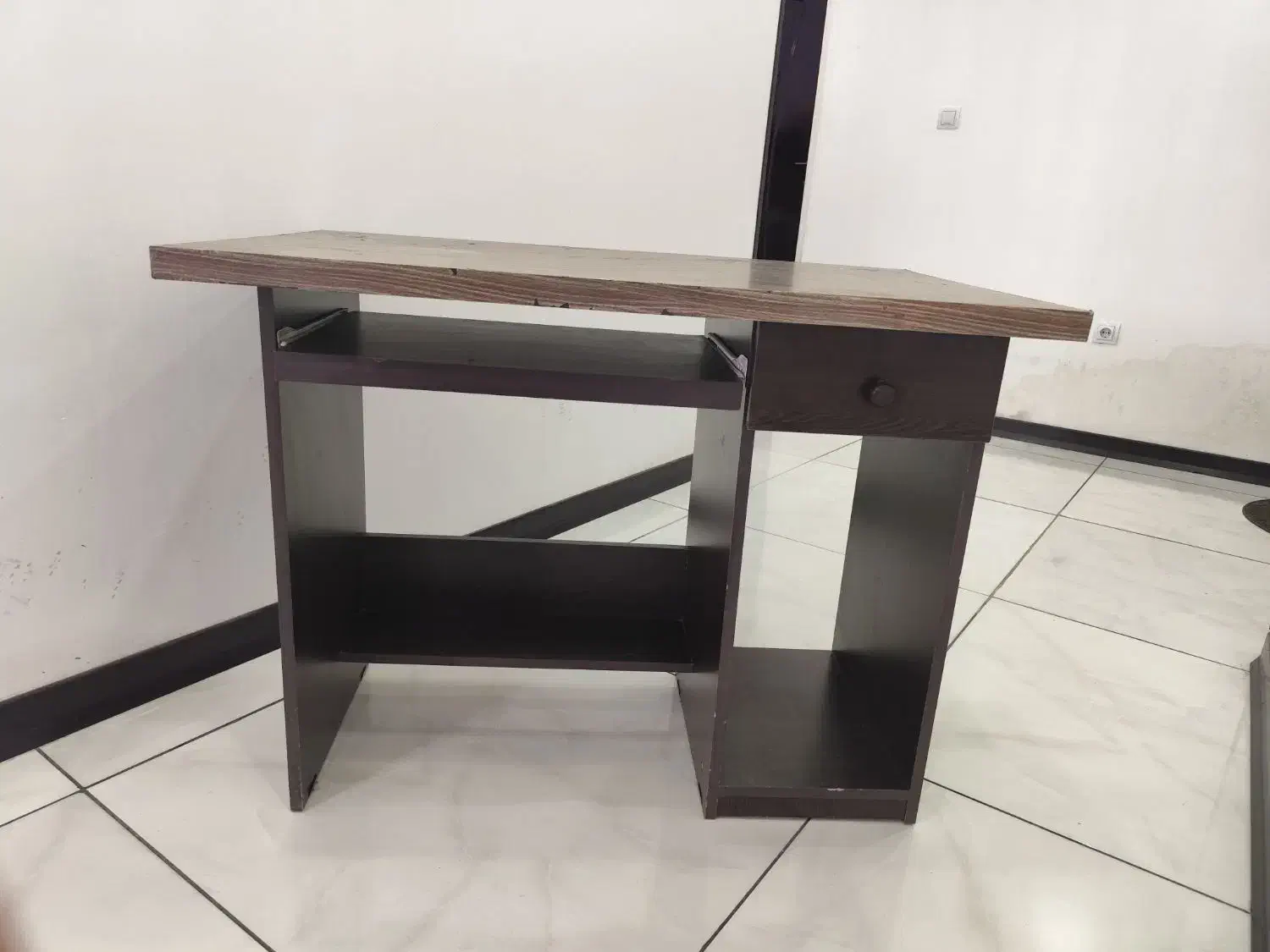 میز تحریر و کامپیوتر با صندلی|میز تحریر و کامپیوتر|صدرا-فارس, فاز ۱|دیوار