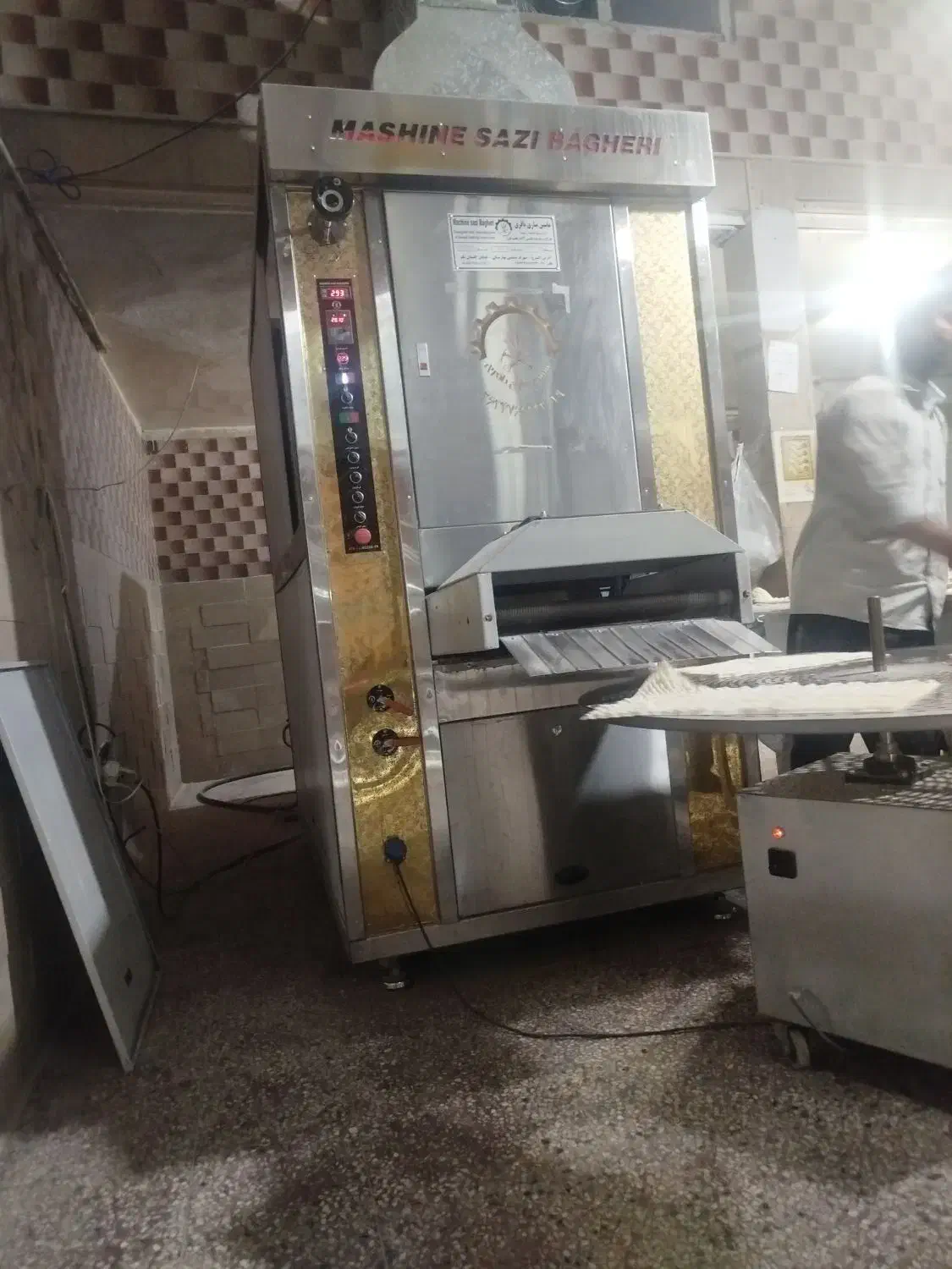 نیرو کار نانوایی لواشی|استخدام خدمات فروشگاه و رستوران|سمنان, |دیوار